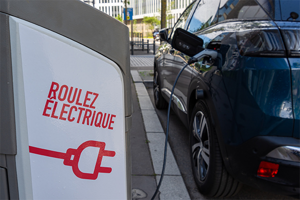 SMAF installe les bornes de recharge pour véhicules électriques.